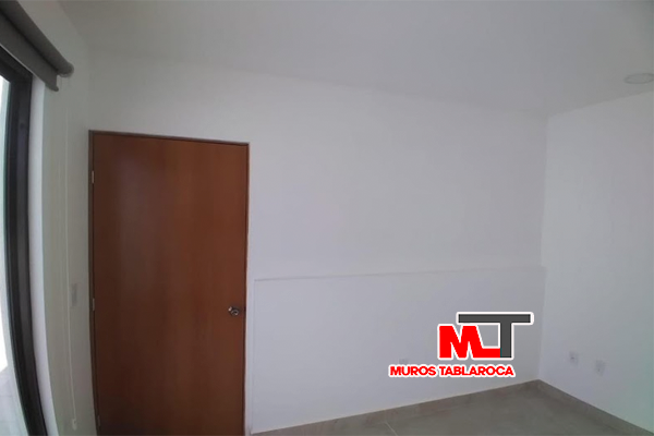 [Imagen de un muro de Tablaroca con una puerta instalada]