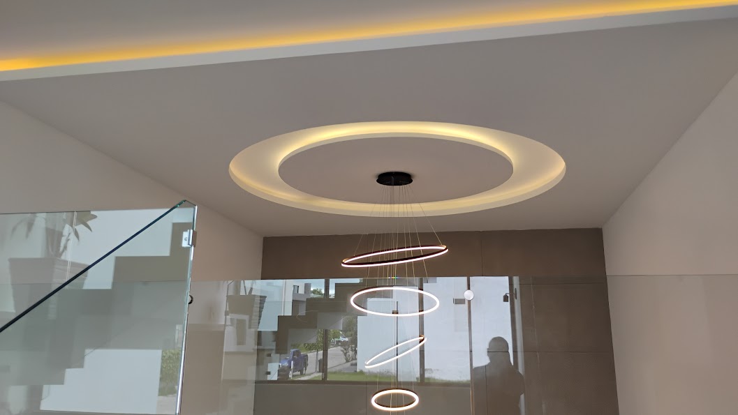 Ejemplo de un plafón de tablaroca con iluminación LED integrada
